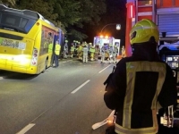 JEZIVA NESREĆA U BERLINU: Autobus udario u drvo, vatrogasci izvlačili zarobljenu osobu
