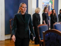 DJEVOJKA ČIJI ZAGRLJAJ S POLUGOLIM HAALANDOM SVI PAMTE BIT ĆE PRVA KRALJICA NAKON 600 GODINA: 'Ona je spas!'