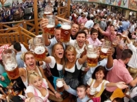 TEŽAK POSAO: Šta mislite koliko zarade konobari na Oktoberfestu?