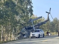 NEZAPAMĆEN SNIMAK IZ RUSIJE: Helikopter sletio na cestu pa skliznuo u jarak (VIDEO)