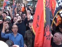 VELIKI NEREDI U PRIŠTINI: Albanci napadaju policiju ispred zgrade Euleksa; Bijesni zbog presude Hašimu Tačiju (VIDEO)