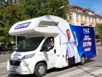 STANIVUKOVIĆ OBILAZI KAMPEROM RS: Potpisao 'Ugovor s narodom', obećao 13. penziju i niz mjera
