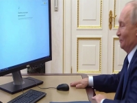 BLAMAŽA IZ KREMLJA: Vladimir Putin glasao putem interneta, obratite pažnju na donji dio ekrana...