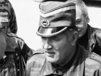 TIJELO RATKA MLADIĆA PREVEZENO NA VMA: Uz trasu kolone okupljaju se nacionalisti da veličaju ratnog zločinca