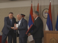 SKANDALOZNE SCENE U ISTOČNOM SARAJEVU: Dodik oteo mikrofon, a funkcioneri služili kao hostese