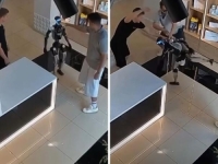 ROBOT NAPAO KUPCA NAKON ŠTO GA JE OVAJ ODGURNUO: Počeo raditi kung fu poteze (VIDEO)