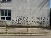SKANDAL U BRATUNCU: Djecu dočekali grafiti zločinaca na mjestu gdje su krvnički ubijani Bošnjaci