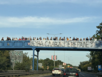 OČEKIVAN SCENARIJ U BEOGRADU: Građani s transparentima dočekali tijelo haškog osuđenika, kovčeg prekriven zastavama Srbije i RS-a iznesen iz aviona
