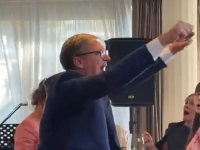 'NEPRIJATNO, JAKO NEPRIJATNO': Društvene mreže gore zbog snimaka Vučićevog slavlja uoči ostavke, građani mu poručuju da se ide liječiti (VIDEO)
