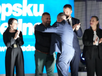 SLIKA KOJA OBILJEŽAVA KAMPANJU NES-a IZ VELIKE KLADUŠE: Kandidati čiji su očevi ratovali na suprotnim stranama zagrljeni za zajednički cilj