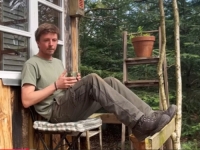 DAO OTKAZ, PRODAO SVE I PRESELIO U KUĆICU U ŠUMI: Zapanjit će vas kada vidite koliko ga je koštalo (VIDEO)