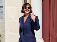 BEZVREMENSKA ELEGANCIJA KOJA OSTAVLJA BEZ DAHA: Maggie Gyllenhaal pokazala kako predimenzionirani sako nositi sa stilom