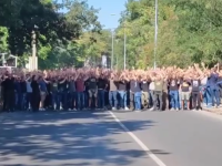 SRAMOTNE SCENE IZ BEOGRADA: 'Delije' organizovano stigle na ispraćaj zločinca Mladića (VIDEO)