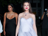 BLISTAVO I GLAMUROZNO: Anne Hathaway u visokom stupnju trudnoće oduševila New York u lila McQueen haljini i skupocjenim Bulgari dijamantima