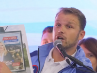 NEOBIČAN PERFORMANS: Stanivuković prozvao Minića i Dodika zbog bilborda - 'Pogledajte stomak Save Minića' (VIDEO)