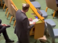 DIPLOMATSKI TEFTER: Masovni bojkot Netanyahua, dvorana ostala poluprazna, a izraelski diplomat panično zapisivao ko je pobjegao (VIDEO)