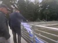 SRAMOTNE SCENE UOČI UTAKMICE: Dvojica muškaraca potrgali zastavu s ljiljanima (VIDEO)