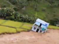 APOKALIŠTIČNE SCENE IZ AZIJE: Katastrofalne poplave i odroni pogodili Indiju i Nepal (VIDEO)
