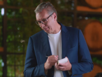 NOVA PREDIZBORNA PREDSTAVA: Vučić glumi konobara u novom spotu, porodica mu naručuje politička obećanja (VIDEO)