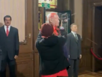 INCIDENT U MUZEJU: Maskirani aktivista čekićem i crvenom bojom uništio voštanu figuru Benjamina Netanyahua (VIDEO)