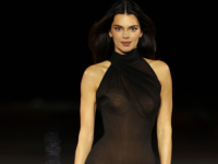 SPEKTAKL U PARIZU: Kendall Jenner u providnoj haljini bacila modnu pistu u trans, prorez do bedara istaknuo duge noge (FOTO)