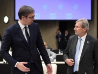 AUSTRIJSKI ZELENI TRAŽE OBJAŠNJENJE: Šta je bivši komesar EU radio sa Vučićem dan prije pokopa zločinca?