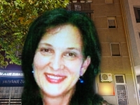 OVO JE ŽENA KOJU JE UBIO SIN: Komšije prijavile policiji galamu, a kada su ušli zatekli su HOROR - Žena zadobila višestruke ubode nožem!