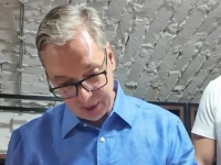 VUČIĆ SE DISTANCIRA: Sjeckao slaninu pred kamerama kada je kovčeg sa Ratkom Mladićem sletio u Beograd