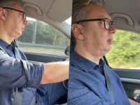SAM SVOJ ŠOFER: Vučić sjeo za volan i krenuo na kampanju; A na radiju je bila... (VIDEO)