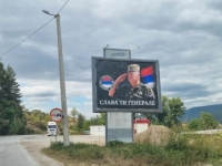 BILBORD S LIKOM RATNOG ZLOČINCA JOŠ NIJE UKLONJEN: 'Slava ti generale' na ulazu u Rogaticu, iz firme Metromedia kažu...