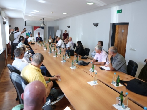 SPORTSKI SAVEZ I MINISTARSTVO KS UPUĆUJU POSLJEDNJI APEL: 'Nakon 25 godina prekinite famu, podržite zakon jednoglasno i dajte sportistima sigurnost prije izbora!'
