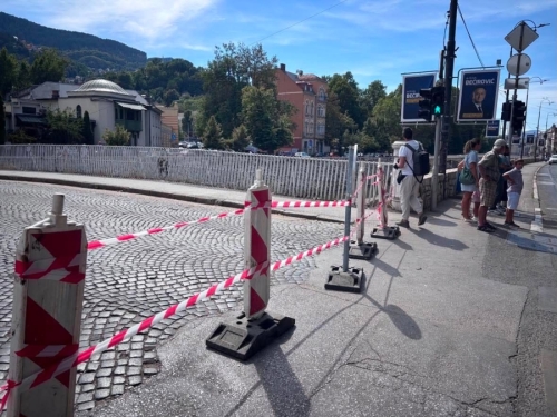 KO JE UGROZIO ŽIVOTE LJUDI: Građevinski inspektor naredio zatvaranje Carevog mosta, a građani su ga ipak koristili