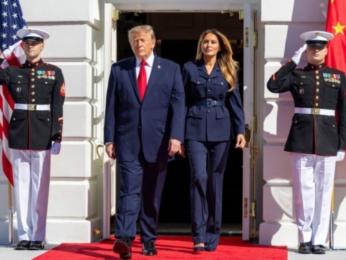 MODNA LEKCIJA MELANIJE TRUMP: Odabrala tamnoplavo od glave do pete, jedan detalj potpuno je oblikovao siluetu