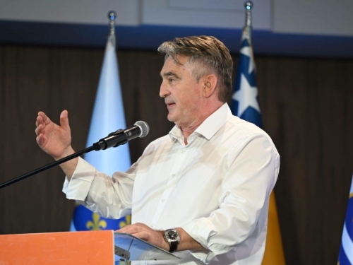 ŽELJKO KOMŠIĆ POSTAVIO ULTIMATUM: 'Dirnu li u Memorijalni centar Srebrenica, sve probosanske stranke da kažu da neće praviti vlast s Dodikom'