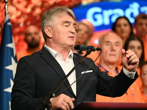 ŽEJKO KOMŠIĆ ZAGRMIO IZ TUZLE: 'Osovina zla ne smije okupirati Predsjedništvo BIH, Neprijatelji BiH koji zabranjuju zastavu ljiljana neka znaju da je ta zastava budućnosti'