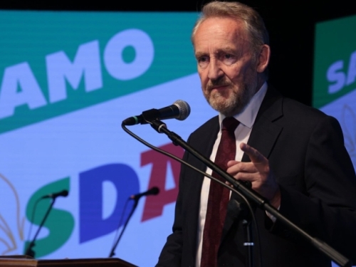BAKIR IZETBEGOVIĆ U BRČKOM: 'Dok nama govore da ne pričamo o ratu, region se naoružava do zuba. Mislili su i 1992. da su jači od nas. Imali su vrijeme. Da su bili jači, nadjačali bi nas'