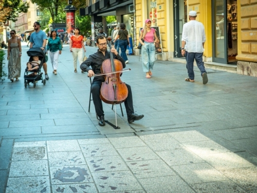 ISTE ULICE, ISTA PORUKA NAKON 30 GODINA: Ukrajinski čelista zasvirao tamo gdje je tokom opsade Sarajeva svirao Smajlović