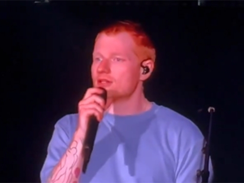 PROCURIO VIDEO: Ed Sheeran ostao bez kompletne predgrupe i pratećeg benda, pa zaplakao na bini govoreći o Gazi...