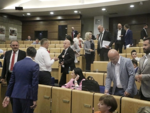 PAPRENO PLAĆENI 'ŠUTLJIVCI': Koji federalni zastupnici i delegati su bili najaktivniji, a ko je prespavao mandat