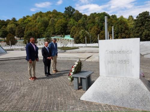 ŽESTOKA REAKCIJA IZ SAD-A NAKON SCENA IZ SRBIJE: Kongresmeni posjetili Srebrenicu i zatražili sankcije za sve koji veličaju krvnika Mladića