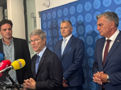 POČASNI DOKTORAT ZA TRUMPOVOG KRITIČARA: Sachs govorio pred zvaničnicima entiteta RS
