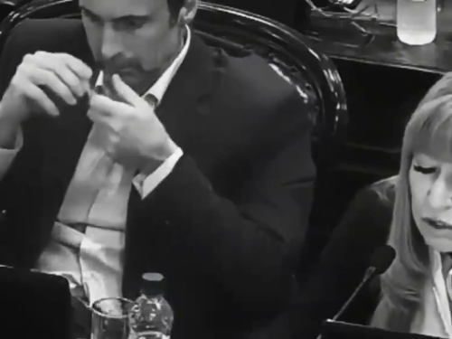 SNIMAK IZ ARGENTINSKOG PARLAMENTA ZAPALIO MREŽE: Zastupnika optužili da je šmrkao kokain (VIDEO)