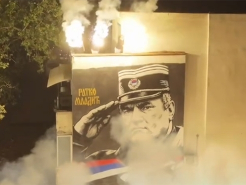 'KRSTIĆE SE I KO NEĆE...': Jezivi prizori iz susjedstva i mural u čast ratnog zločinca Ratka Mladića...