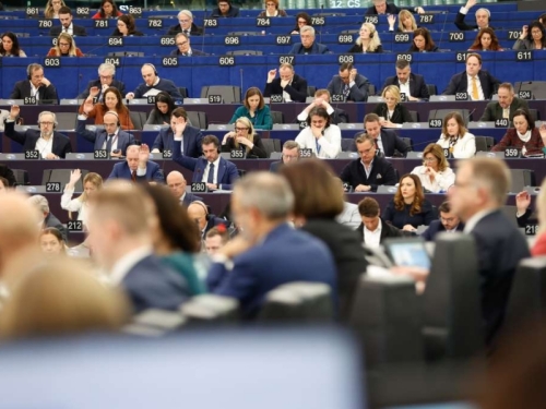 BURNO U EUROPSKOM PARLAMENTU: U fokusu Mladićeva sahrana i veličanje ratnih zločina...