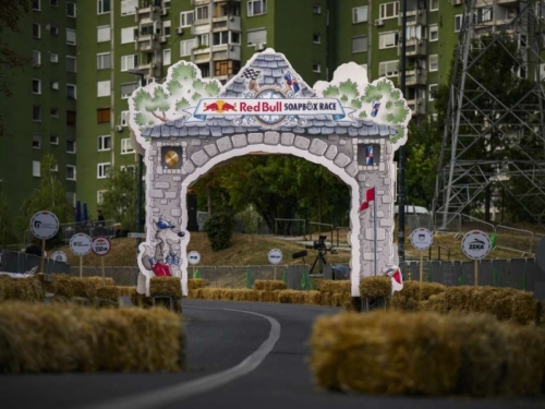 LUDNICA U SARAJEVU: Sve je spremno za 'Red Bull Soapbox', takmičare očekuje uzbudljiva vožnja...
