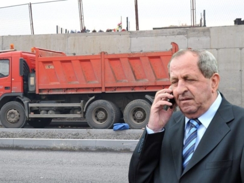 GRAĐEVINSKI GIGANT TONE U DUGOVE: Ćubić našao pare, otkazana prodaja kamiona