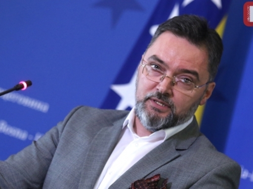 KOŠARAC MANJI OD MAKOVOG ZRNA: Državni ministar veličao ratnog zločinca Ratka Mladića, pa se iznenada ušutio...