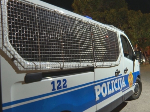 JEZA KOD OSNOVNE ŠKOLE: Obećali novac tinejdžeru samo da muči psa lutalicu