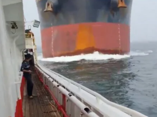 DRAMATIČAN SNIMAK NESREĆE: Golemi teretni brod udario u ribaricu (VIDEO)