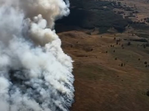 BJESNE POŽARI ŠIROM BiH: Vatra prijeti Vran planini, helikopteri OSBiH gase kod Drvara i Bihaća
